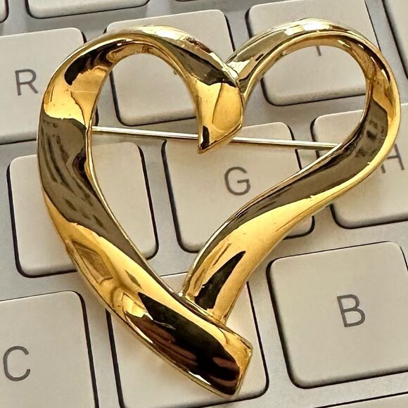 Trifari Gold Tone Heart Brooch Pin - Picture 2 of 6